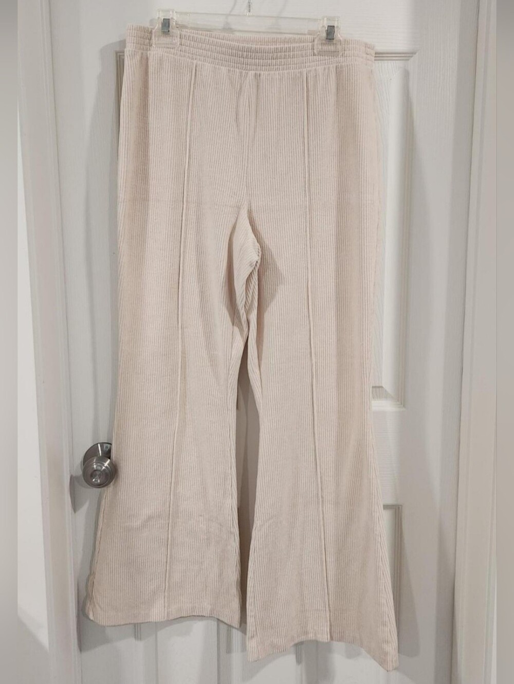 Aerie | Groove-On Rib Velour Flare Pants in the color "Soft Oat", Size L